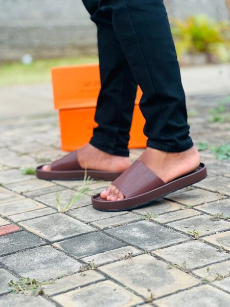 Sandales plates en cuir marron