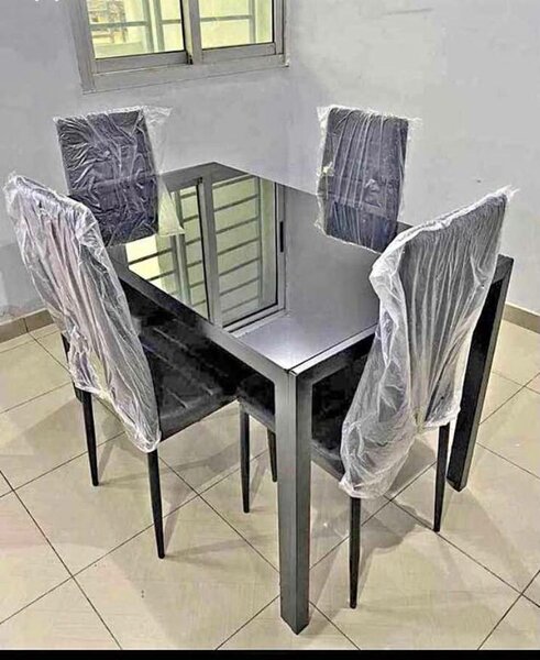 Table et 4 chaises en métal noir