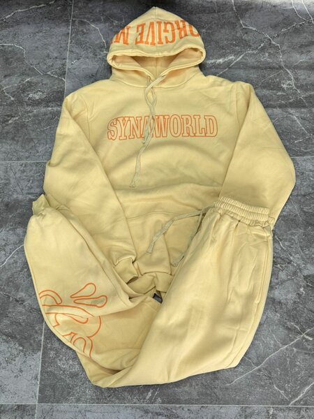 Sweat à capuche et pantalon élégant