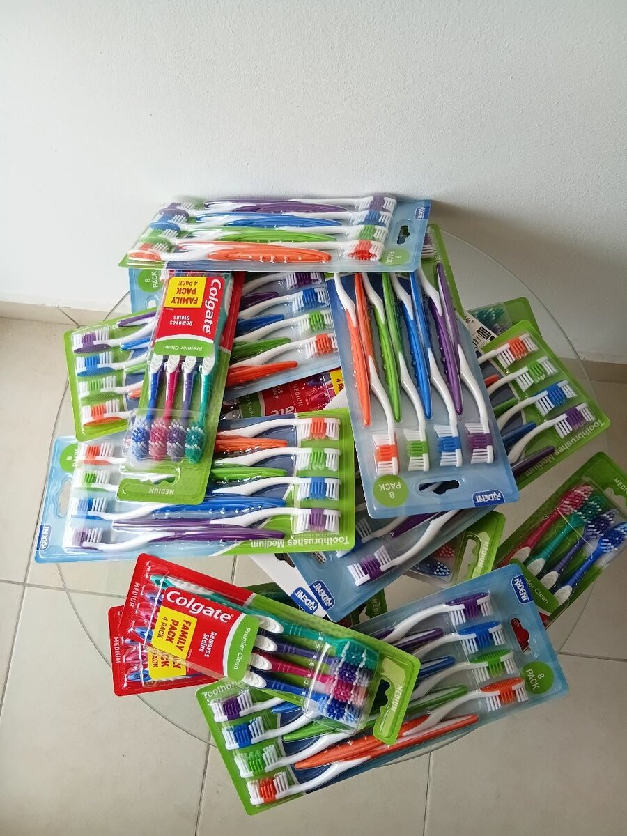 Lot de brosses à dents et dentifrices