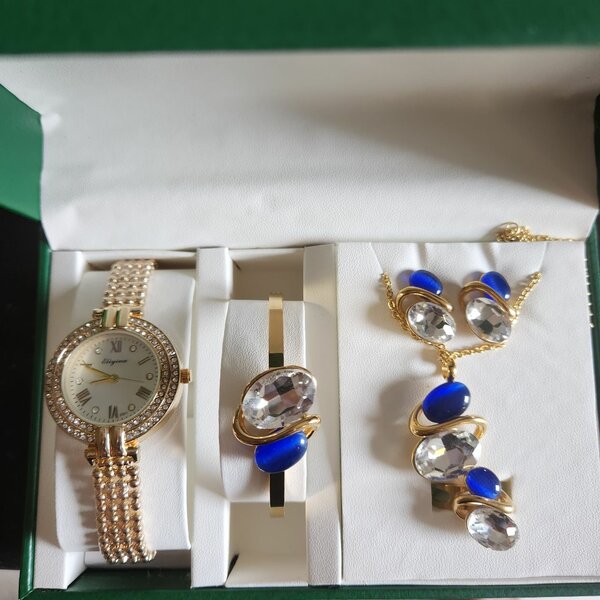 Ensemble montre et bijoux élégants