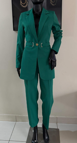 costume femme vert avec ceinture