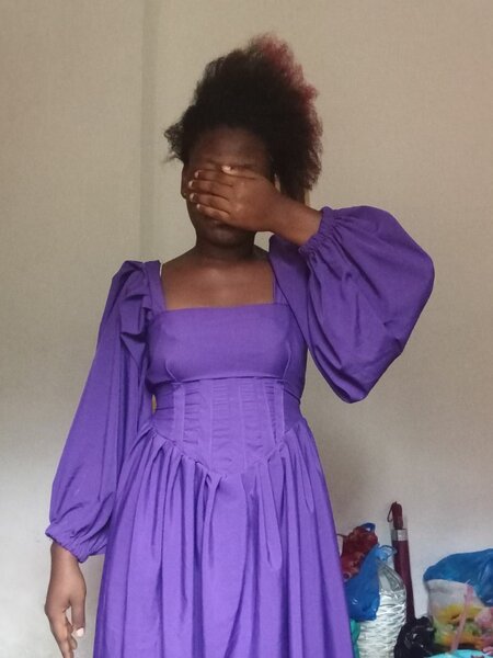 Robe violette manches bouffantes