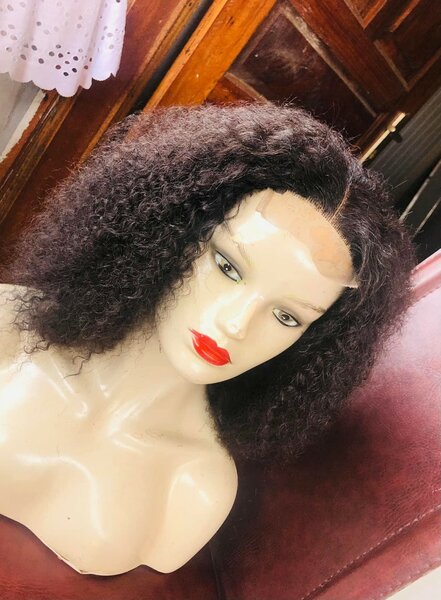 Perruque effet mouillé et afro