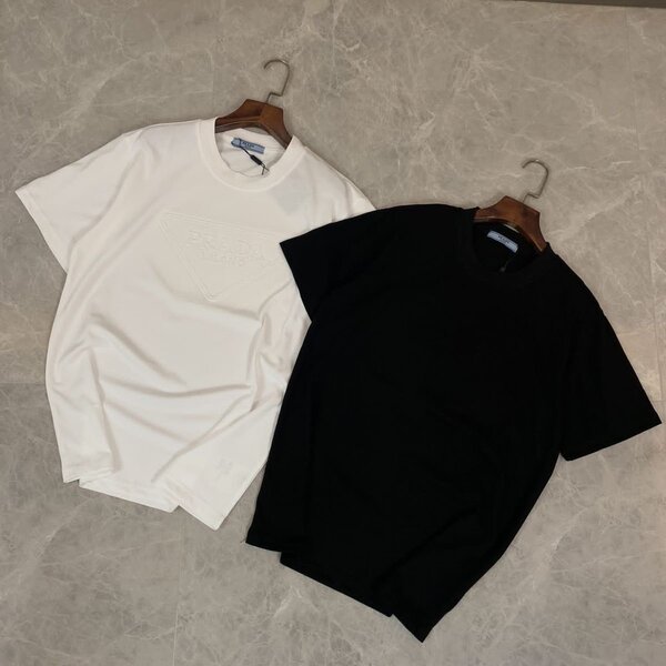 Lot de T-shirts noirs et blancs