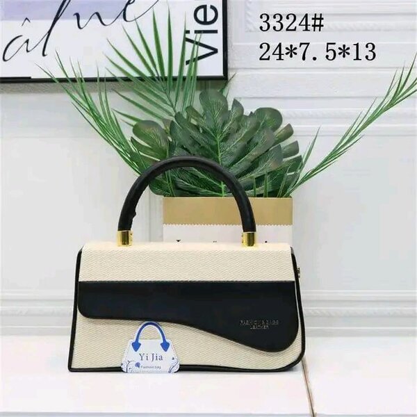 Sac à main élégant en cuir beige et noir