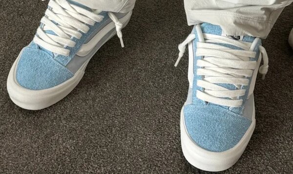 Chaussures baskets en bleu clair pour homme