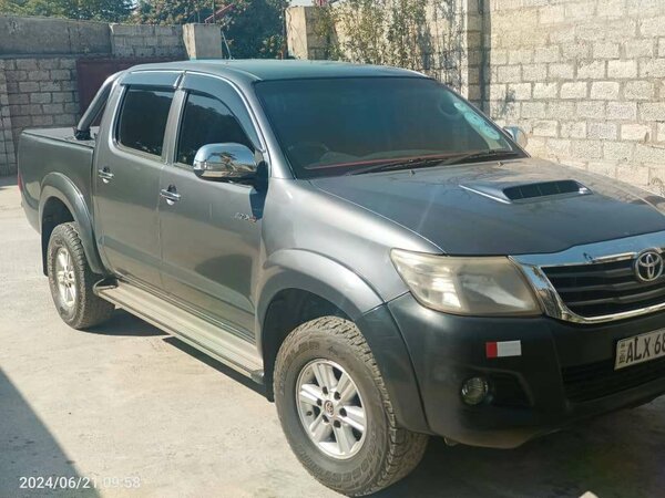 Hilux car for sell ( 2/2 ) 2014 model.