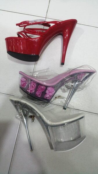 Chaussures à talons hauts transparentes