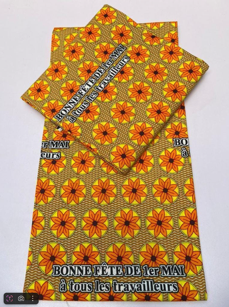Tissu orange avec des fleurs