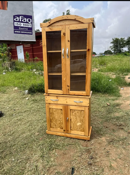 Buffet en bois avec portes vitrées