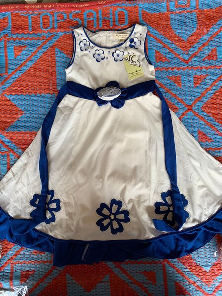 Robe fille blanche bleu fleurie