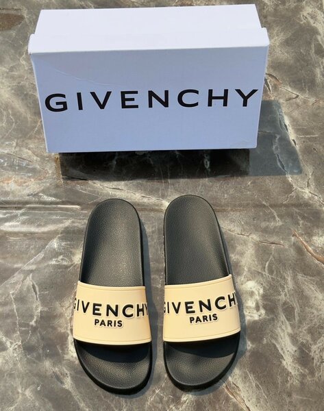 Claquettes de marque tendance