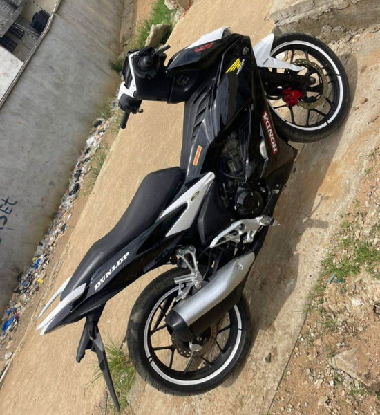 Moto sportive élégante vous attend