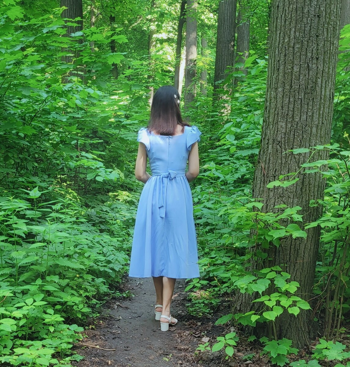 Голубое платье