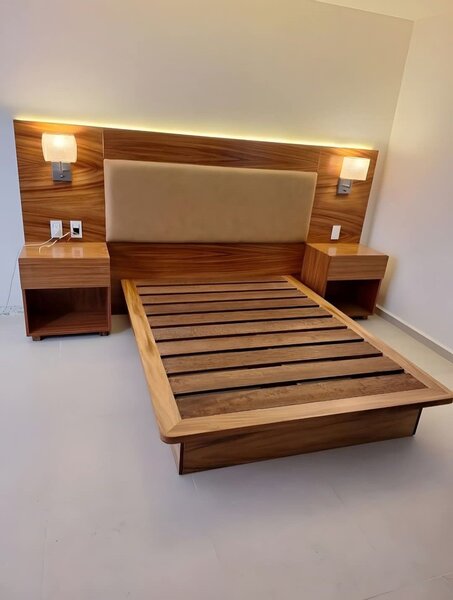 Lit double en bois moderne