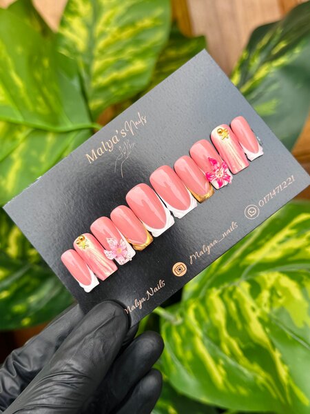 Ongles French et fleur