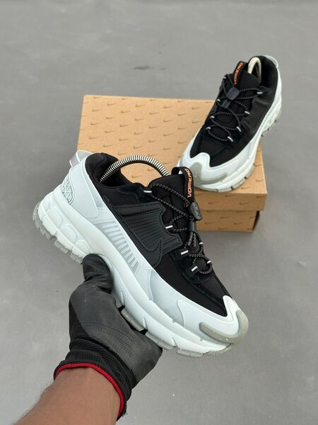 Chaussures de sport noires et blanches homme