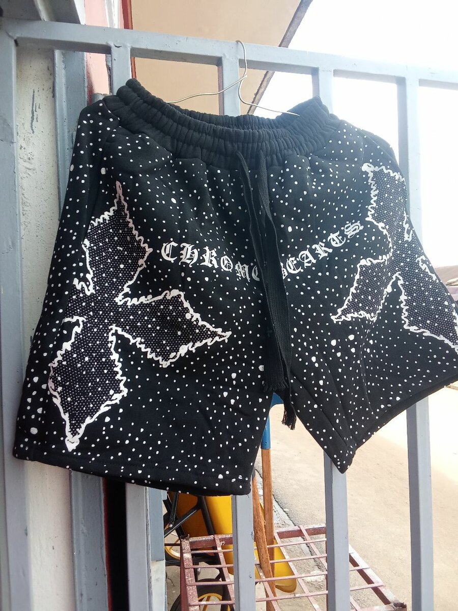 Shorts noirs à pois blancs tendance