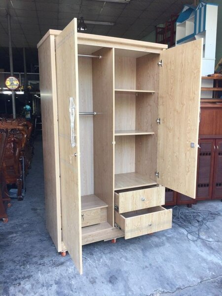 Armoire en bois avec étagères et tiroirs