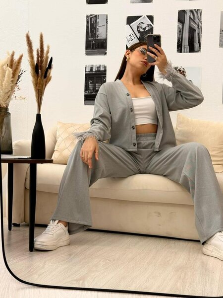 Костюм двойка с перьями