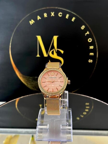 Women's wristwatch with metal bracelet