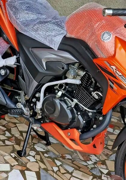 Moto sportive orange 250cc