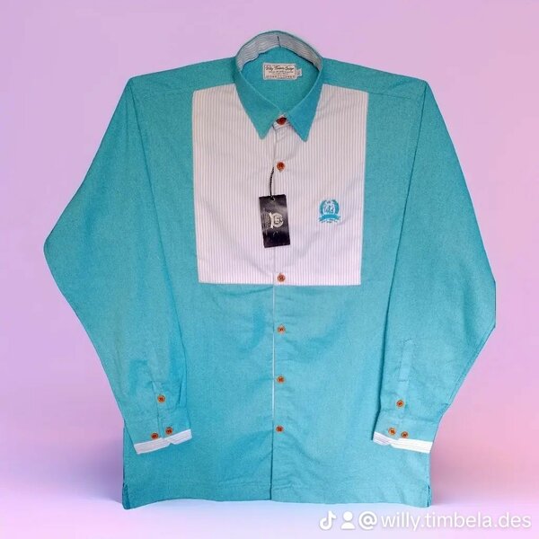 Chemise bleue à boutons dorés