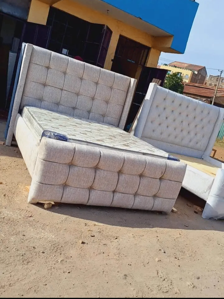 Lit design capitonné