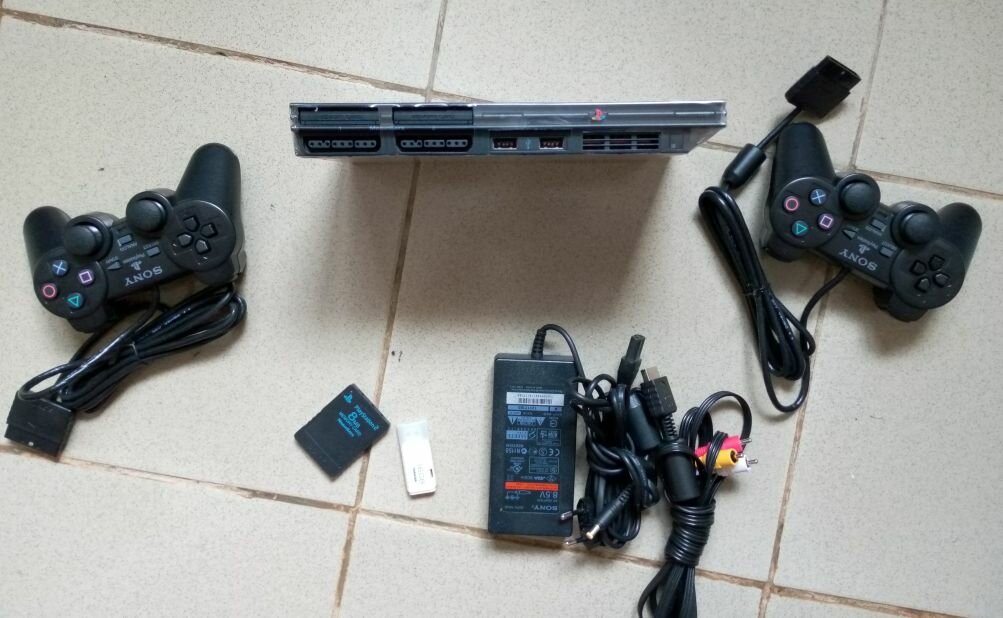 PS2 slim craquée avec 20 jeux