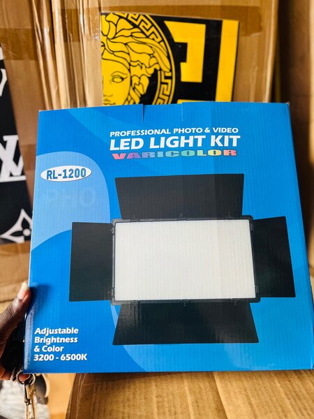 PROFESSIONAL PHOTO & VIDEO LED LIGHT KIT VARICOLOR