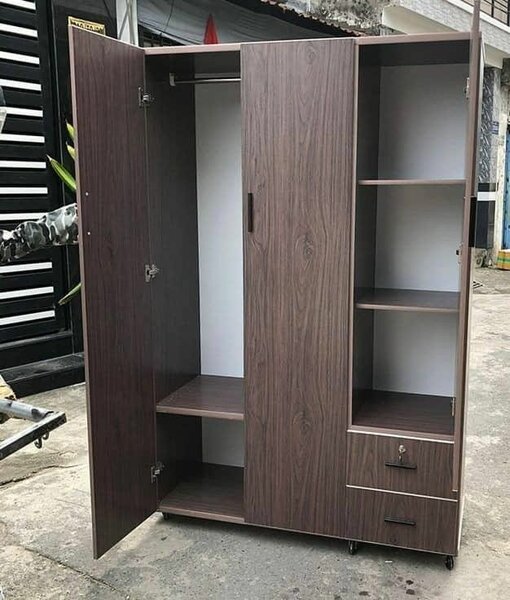 Armoire en bois avec étagères et rangement