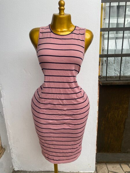 Robe rose à rayures noires pour femme