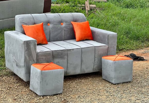 Canapé gris en velours avec ottomans