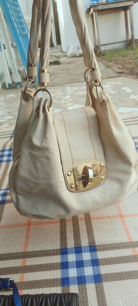 Sac à main beige élégant