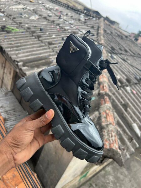 Bottes noires brillantes