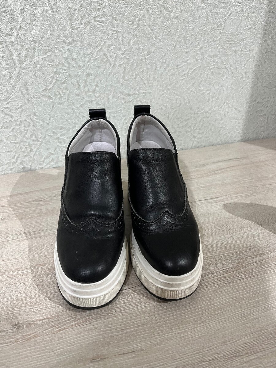 Черная обувь на платформе