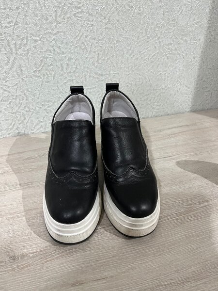 Черная обувь на платформе