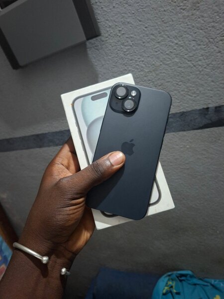 iPhone 15 simple Noir