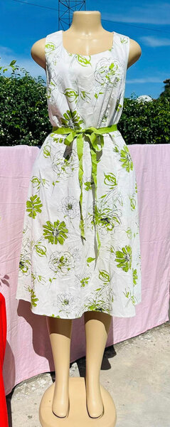 robe blanche avec fleurs vertes