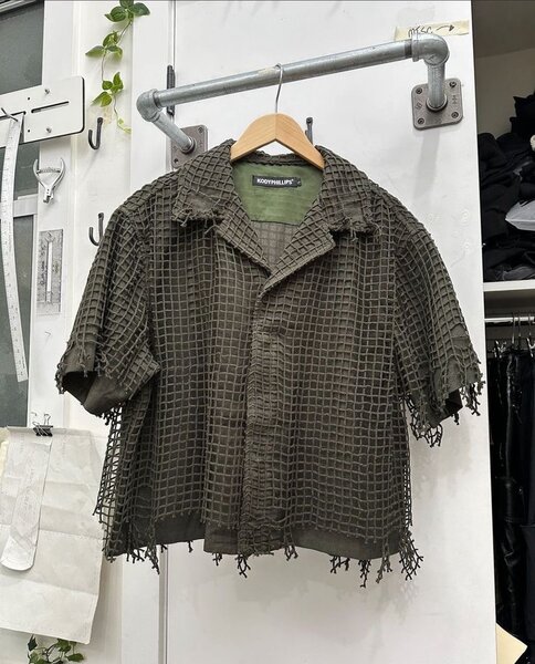 Chemise grise déchirée pour femme