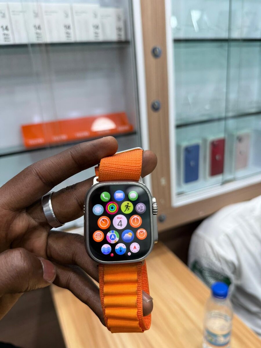 Montre connectée avec bracelet orange