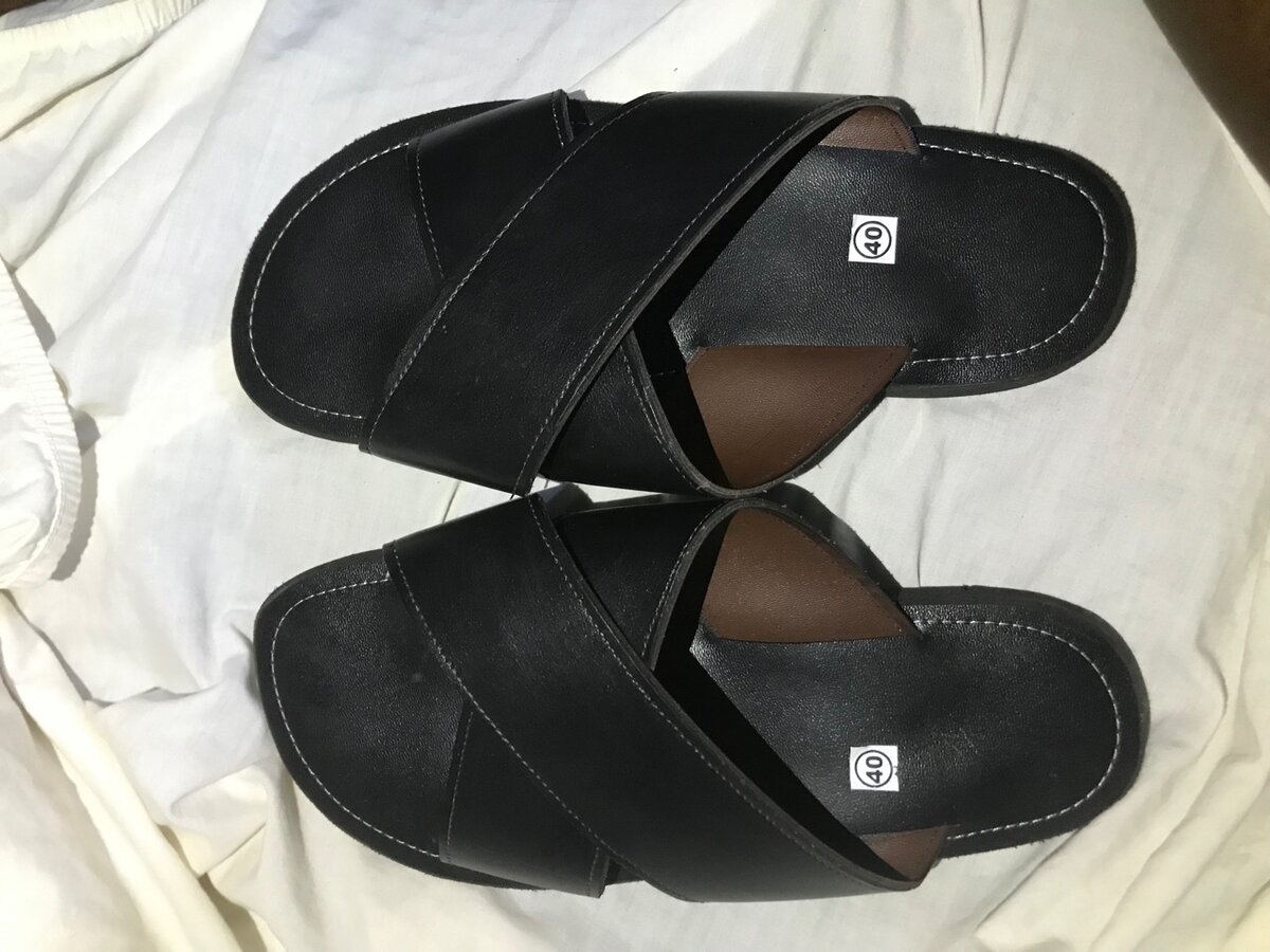 Sandales en cuir croisées noires