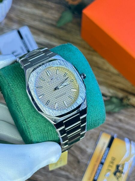 Montre élégante en acier inoxydable