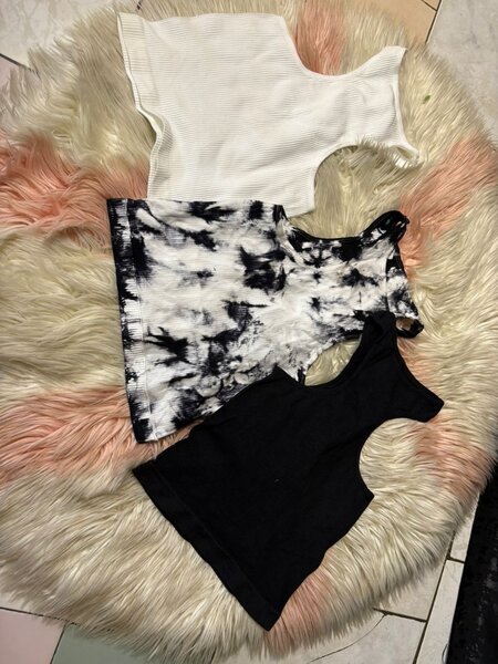 Lot de débardeurs colorés