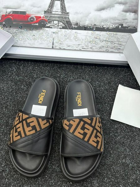 Sandales à logo en cuir Fendi