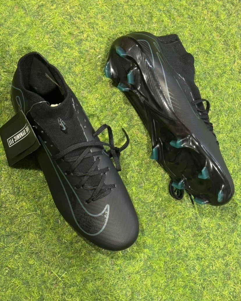 Chaussures de football Nike et Puma