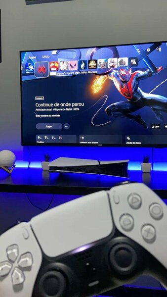 Console PS5 avec manette et jeux vidéo