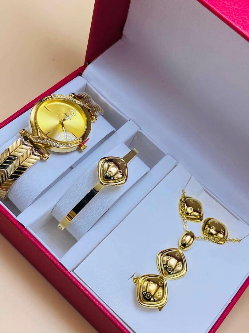 Ensemble de bijoux dorés de luxe