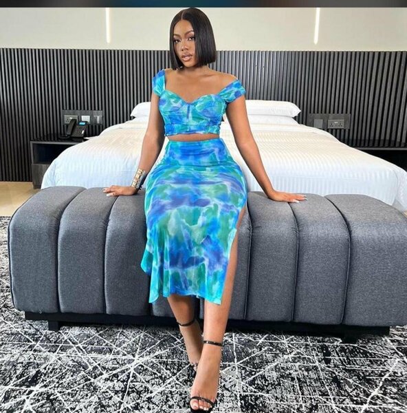 Ensemble jupe avec une petite fente et haut sexy